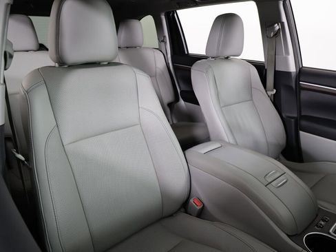 Used 2015 Toyota Highlander Limited image 26