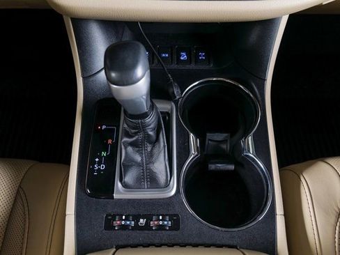 Used 2018 Toyota Highlander AWD V6 image 12