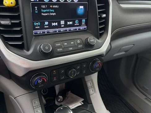 Used 2019 GMC Acadia SLT FWD image 2