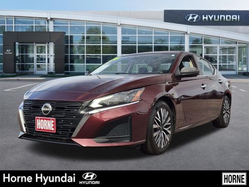 Used 2024 Nissan Altima 2.5 SV FWD image 1