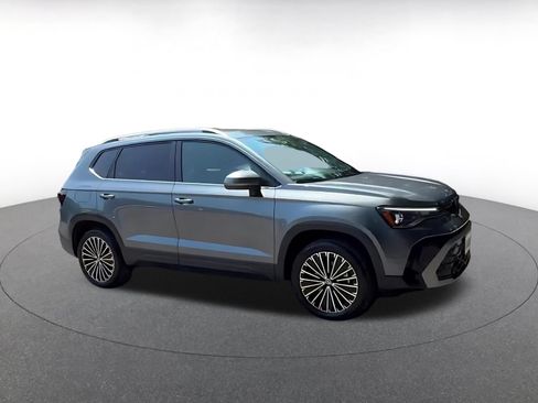 Used 2026 Volkswagen Taos SE FWD image 2