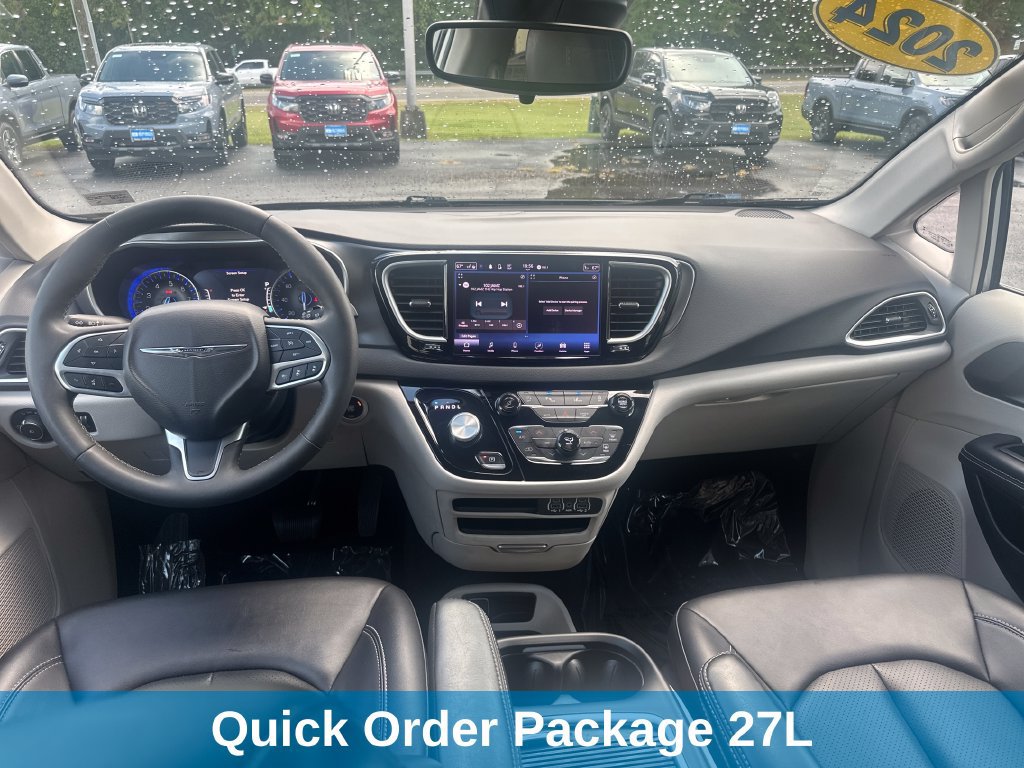 Used 2024 Chrysler Pacifica Touring-L FWD image 16