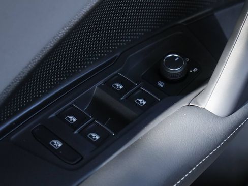 Certified 2025 Volkswagen Tiguan SE FWD image 19