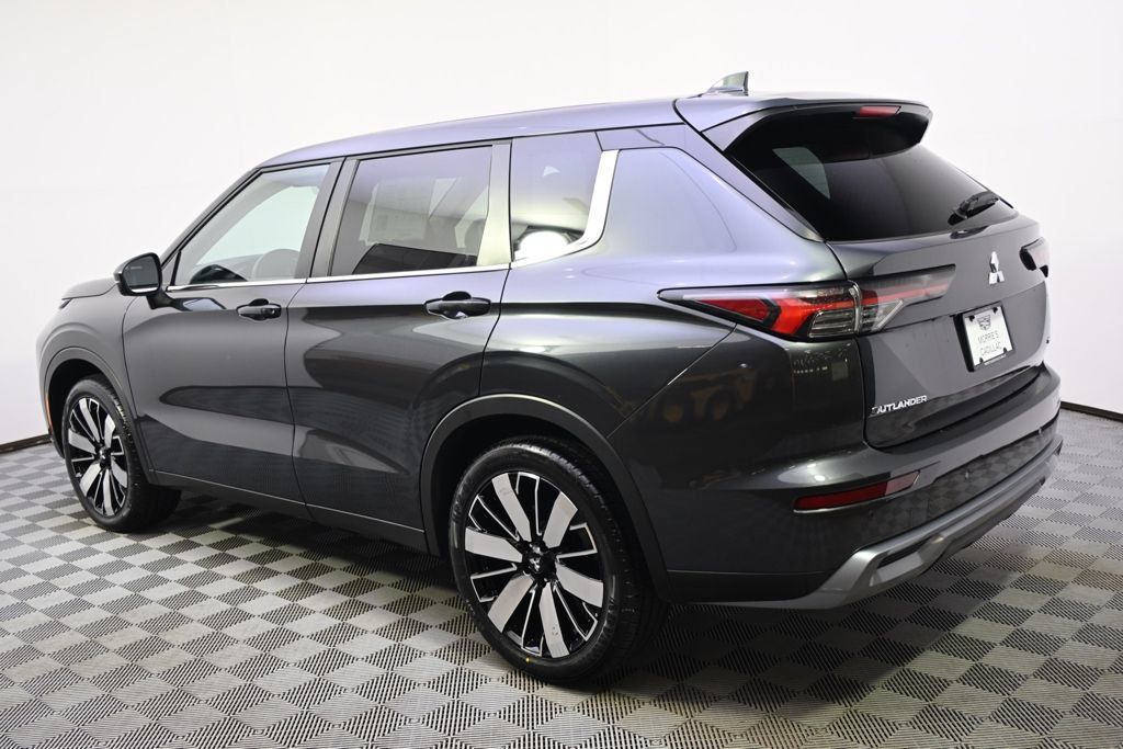 Used 2025 Mitsubishi Outlander SE AWD/4WD image 3