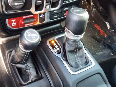 Used 2024 Jeep Gladiator Mojave image 25