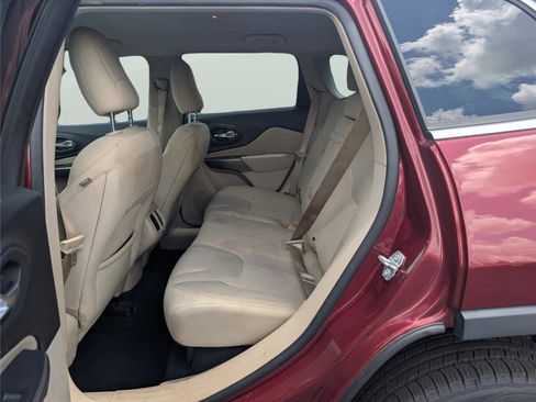 Used 2019 Jeep Cherokee Latitude w/ Popular Appearance Group FWD image 16