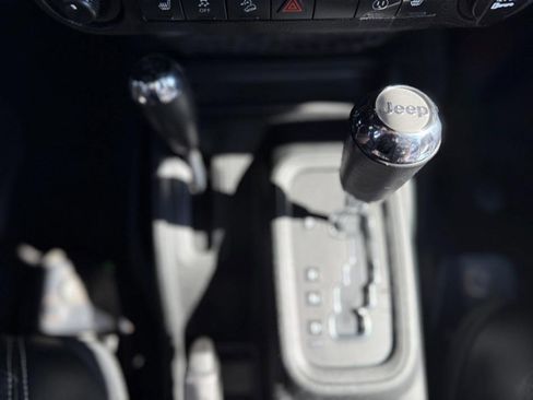 Used 2017 Jeep Wrangler Unlimited Rubicon w/ Connectivity Group image 29