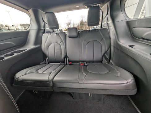 New 2026 Chrysler Pacifica Select image 17