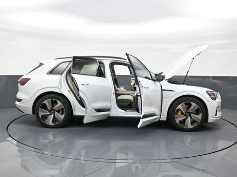 Used 2023 Audi e-tron Premium Plus w/ Premium Plus Package image 29