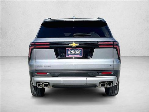 Used 2024 Chevrolet Traverse LT FWD image 4