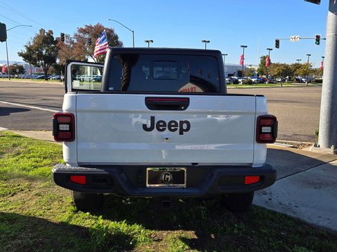 Used 2023 Jeep Gladiator Sport image 5