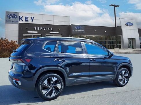 Used 2025 Volkswagen Taos SE AWD/4WD image 5