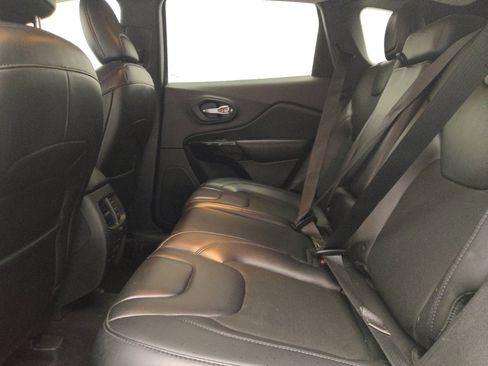 Used 2019 Jeep Cherokee Latitude Plus FWD image 18