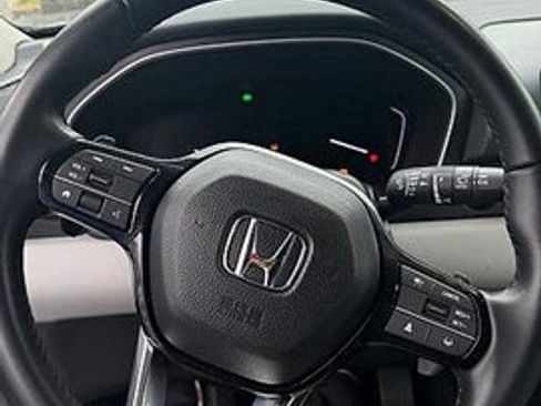 Used 2025 Honda Pilot Touring image 12