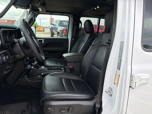 Used 2025 Jeep Gladiator Sport AWD/4WD image 13
