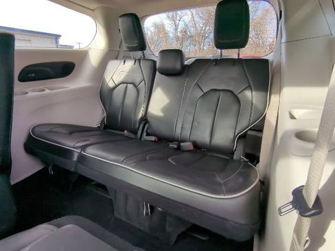Used 2023 Chrysler Pacifica Limited image 19