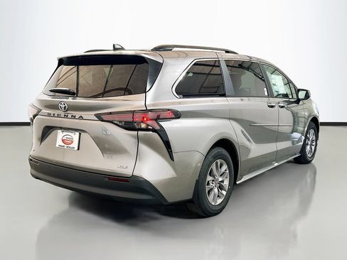 New 2026 Toyota Sienna XLE FWD image 4