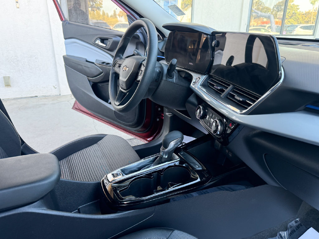 Used 2025 Chevrolet Trax LT FWD image 19