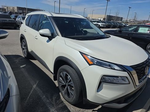 Used 2022 Nissan Rogue SV w/ SV Premium Package image 3