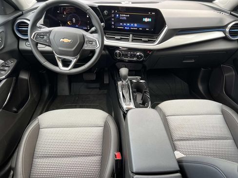Used 2024 Chevrolet Trax LT w/ Driver Confidence Package FWD image 3