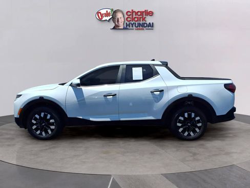 Used 2025 Hyundai Santa Cruz SE FWD image 2