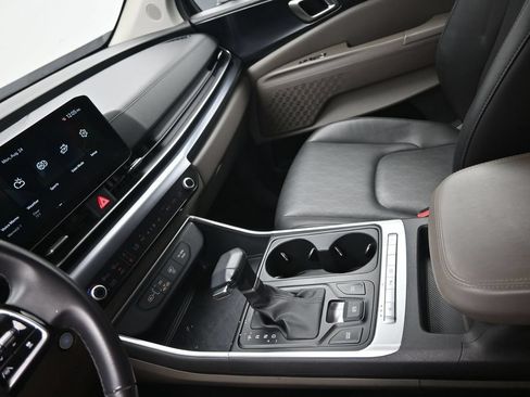 Used 2025 Kia Carnival FWD image 20