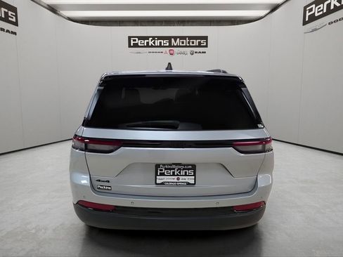 Used 2025 Jeep Grand Cherokee Altitude image 4