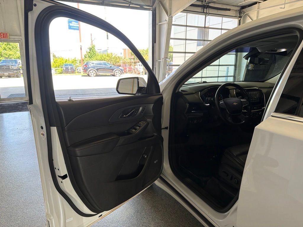 Used 2018 Chevrolet Traverse Premier w/ Driver Confidence II Package FWD image 5