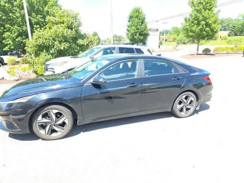 Used 2023 Hyundai Elantra SEL w/ Convenience Package FWD image 3