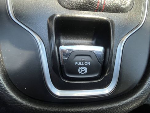 Used 2019 Jeep Cherokee Trailhawk w/ Comfort/Convenience Group AWD/4WD image 18