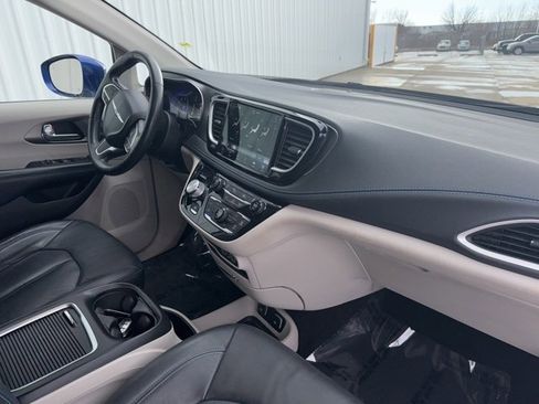 Used 2021 Chrysler Pacifica Touring-L image 29