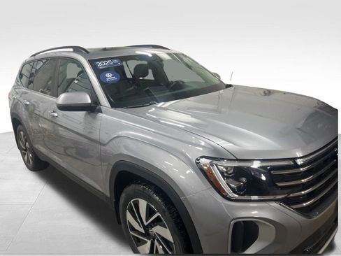 Used 2025 Volkswagen Atlas SE w/ Panoramic Sunroof Package image 2