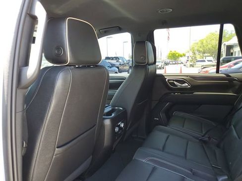 Used 2023 GMC Yukon SLT w/ SLT Luxury Package AWD/4WD image 9