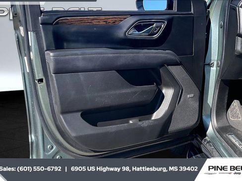 Used 2023 Chevrolet Suburban Premier image 17