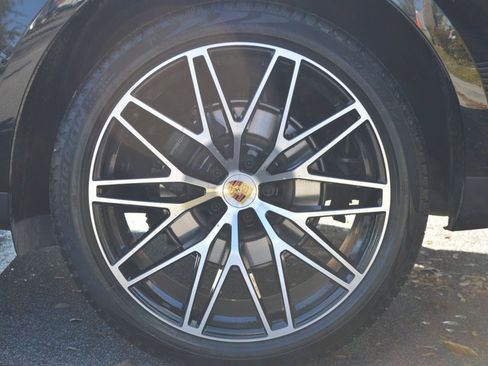 Used 2025 Porsche Macan image 16