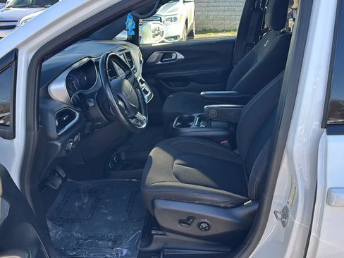 Used 2020 Chrysler Pacifica Touring w/ S Appearance Package image 6