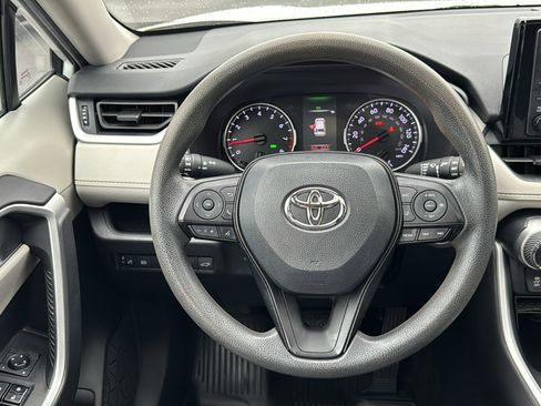 Used 2021 Toyota RAV4 XLE w/ Convenience Package FWD image 28