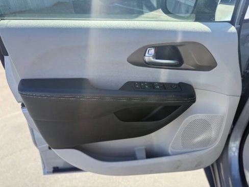 Used 2021 Chrysler Voyager LX FWD image 9