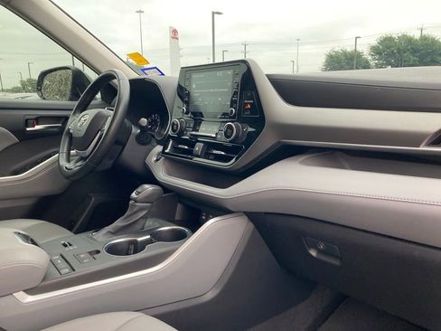 Used 2022 Toyota Highlander XLE FWD image 8