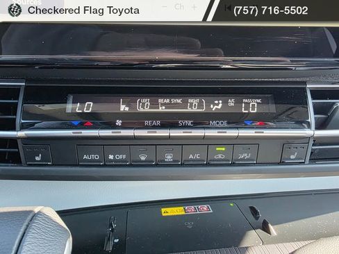 Used 2025 Toyota Sienna XLE w/ XLE Plus Package image 18