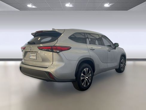 Used 2020 Toyota Highlander XLE image 9