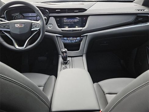 New 2025 Cadillac XT6 Luxury image 15