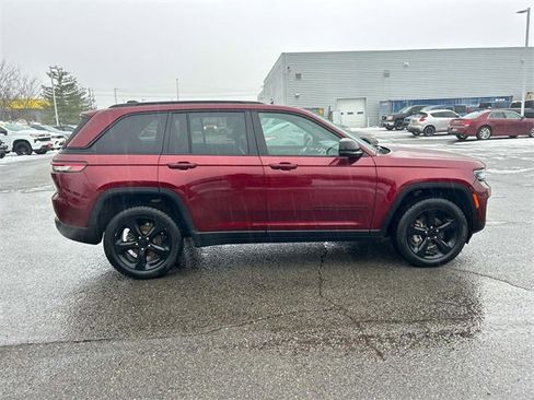 Used 2023 Jeep Grand Cherokee Altitude image 3