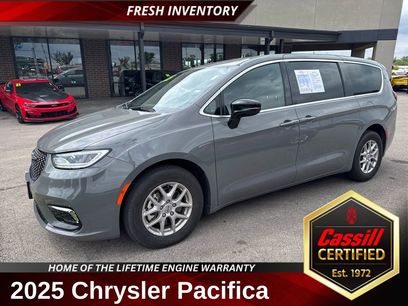 Used 2025 Chrysler Pacifica Select