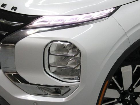 New 2025 Mitsubishi Outlander SE image 2