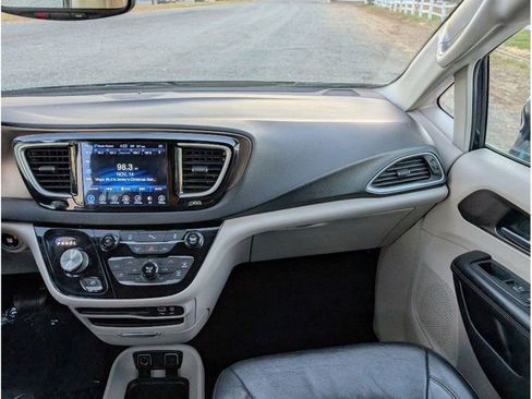 Used 2017 Chrysler Pacifica Touring-L image 29