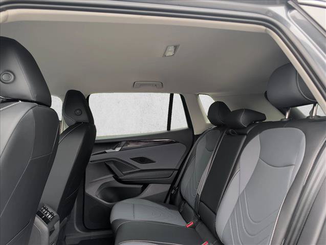 Used 2025 Volkswagen Tiguan SE FWD image 19