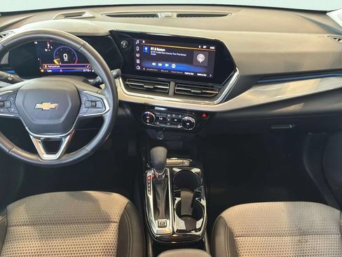 Used 2025 Chevrolet Trax LT w/ LT Convenience Package FWD image 29