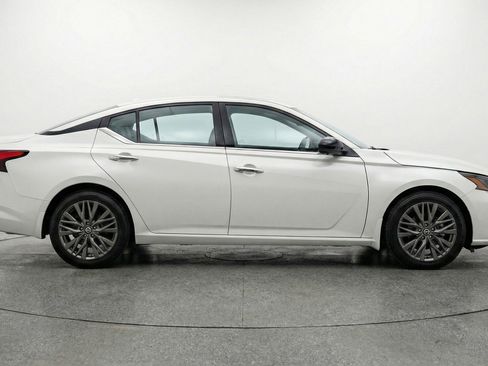 Used 2025 Nissan Altima 2.5 SV image 11