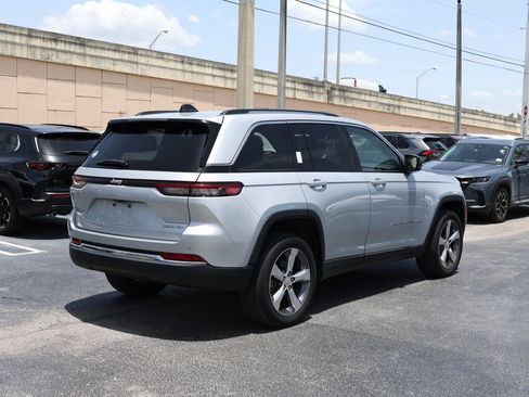 Used 2022 Jeep Grand Cherokee Limited RWD image 4